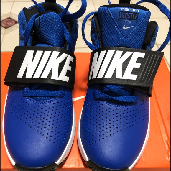 le scarpe nike ragazzi squadra hustle d 8 dimensioni 35 y poshmark le scarpe nike ragazzi squadra hustle d 8 dimensioni 35 y poshmark